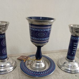 Candelabros, copa y plato azules