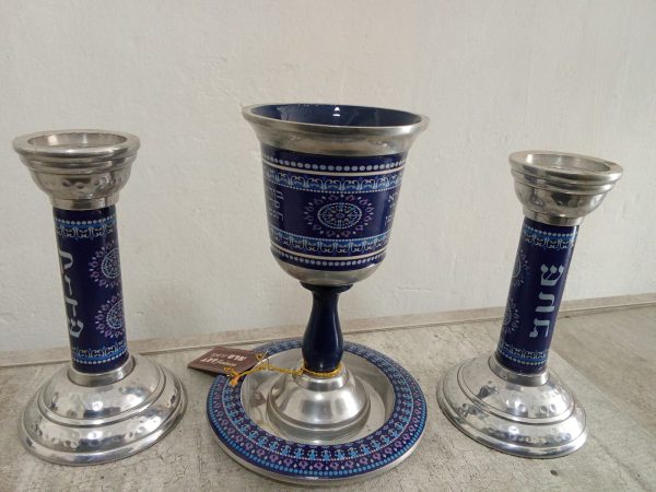 Candelabros, copa y plato azules